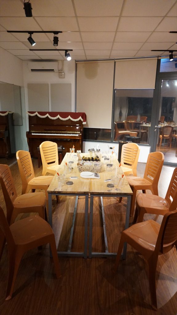 Không gian buổi workshop làm nến ấm cúng